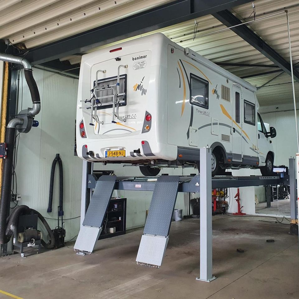 De verhoogde werkplaats met een camper